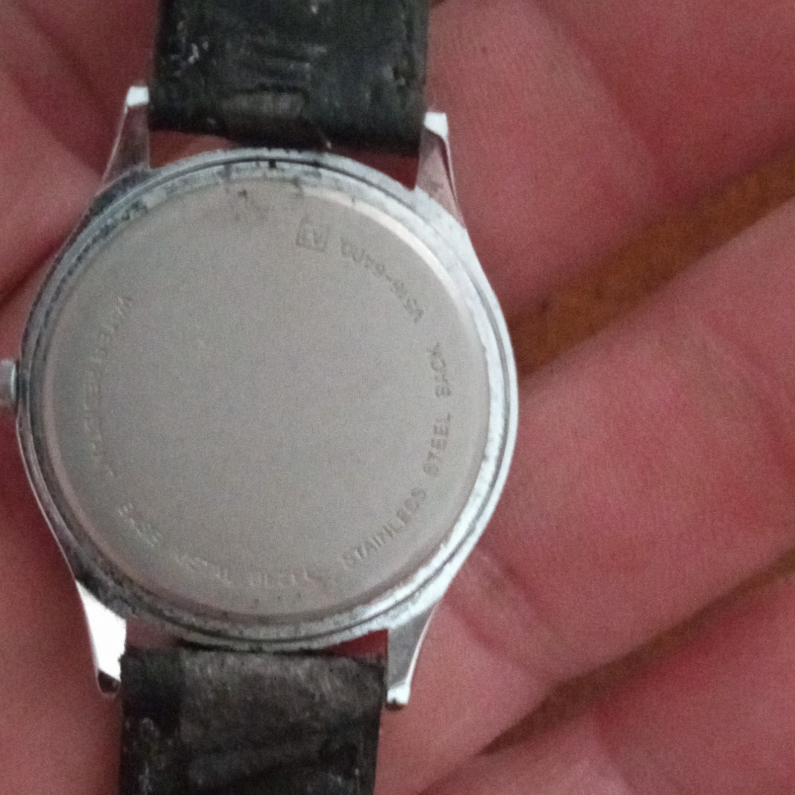 Disney Goofy Quartz Analog Wristwatch Silver-Tone Black Leather Strap White Dial