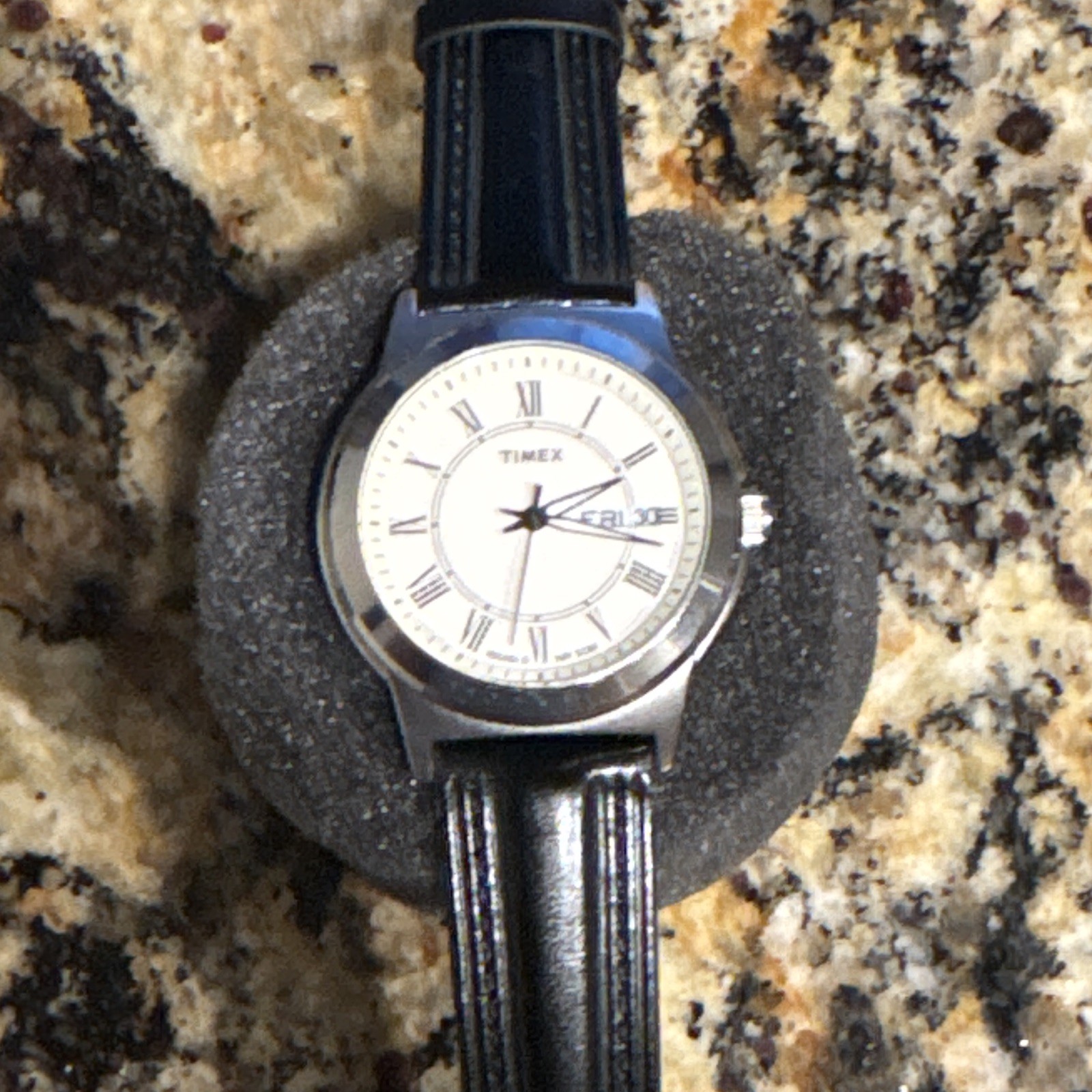 Timex Indiglo Quartz Analog Day/Date Indiglo White Dial Black Leather WR50m