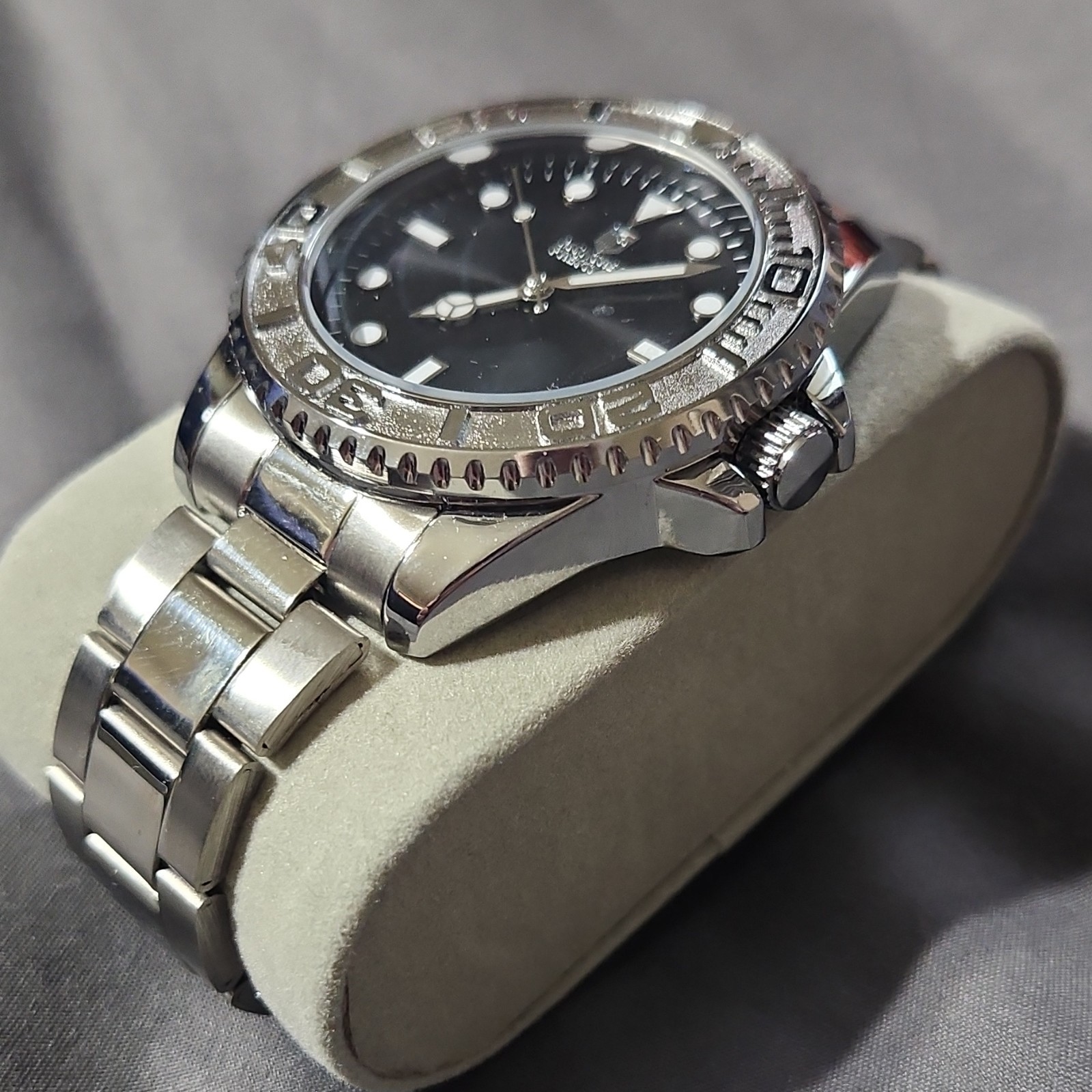 Montres Prestige Men’s Quartz 43mm Silver Bracelet Black Dial Diver NEVER WORN