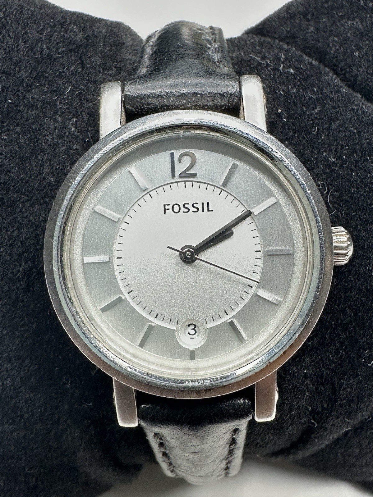 Fossil ES-2372 Womens 28mm Round Face/White Dial/Black Leather/Date- New Battery