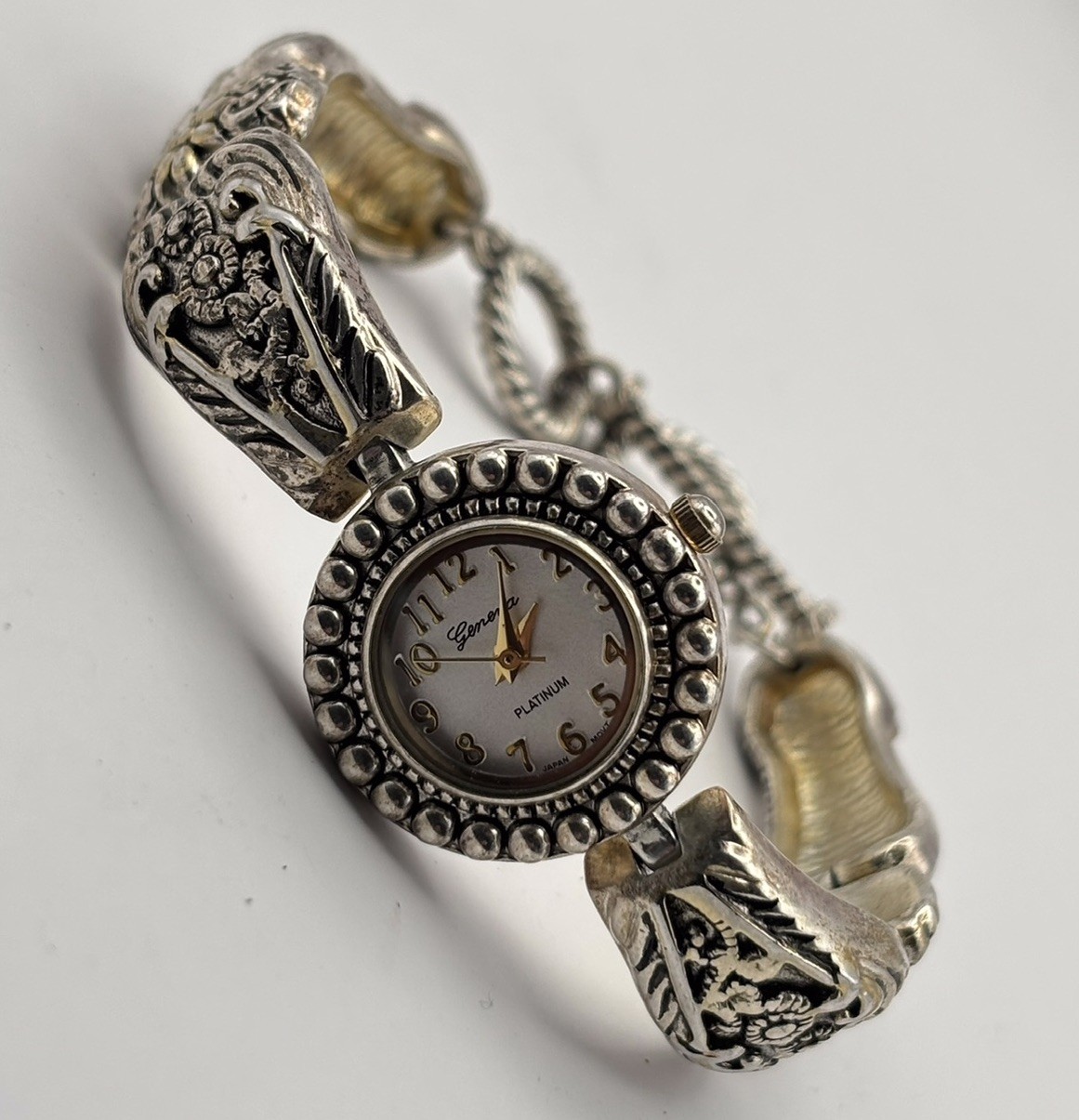 Vtg Women’s Geneva Analog Watch Victorian Silver Tone Working D8908 #8.1