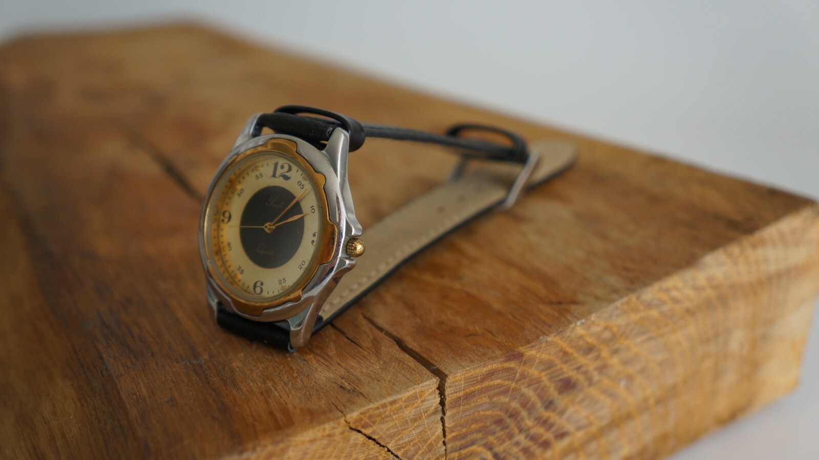 LUCH quartz wristwatch with two-tone metal case and pearl sheen dial