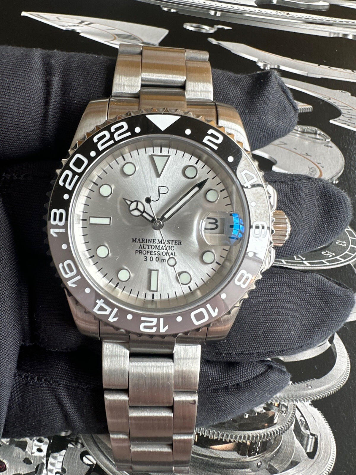 seiko nh35 JP custom 40m automatic White/silver Opaline Dial Black & Grey Bezel