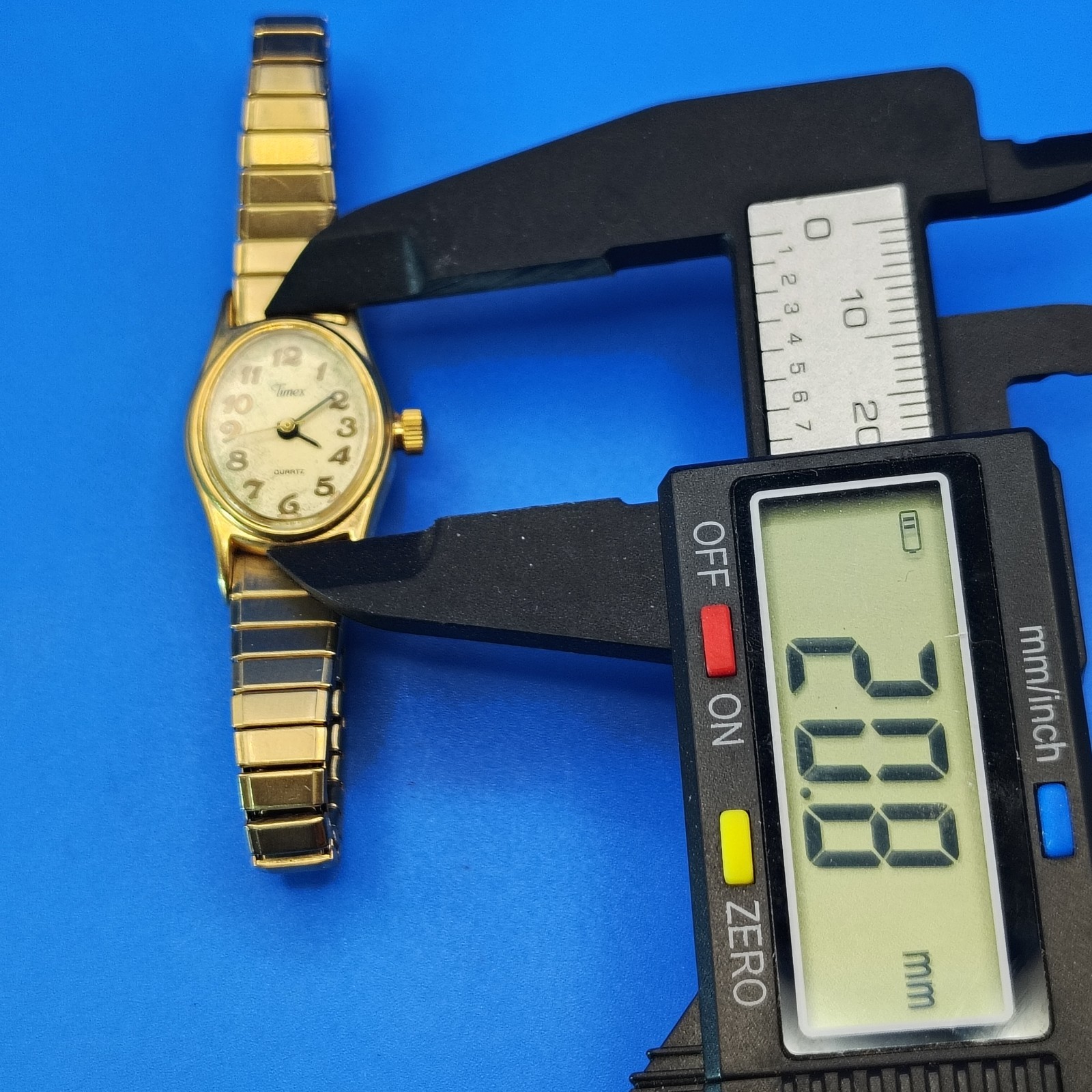 Vintage 1997 Timex Oval 20mm Women’s Quartz Watch Stretch Bracelet Size 5-8