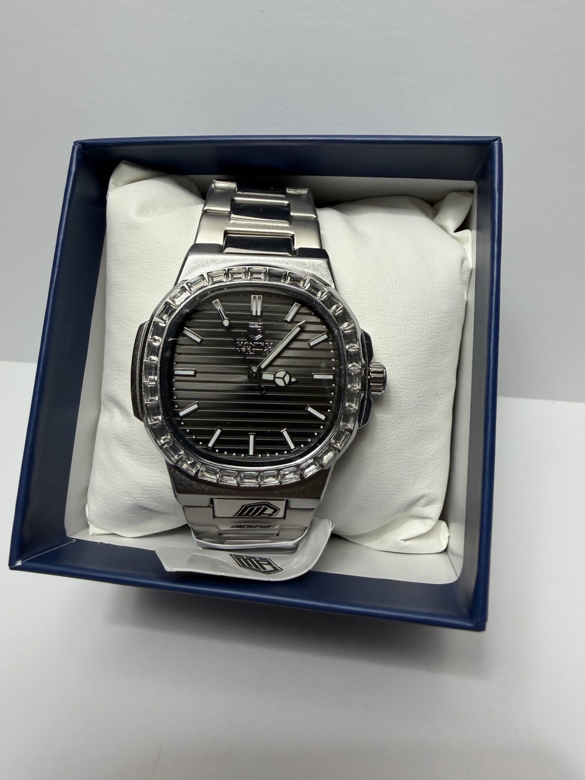 Montres Prestige Men’s Quartz 44mm Silver SS Bracelet Black Dial Gem Bezel Box