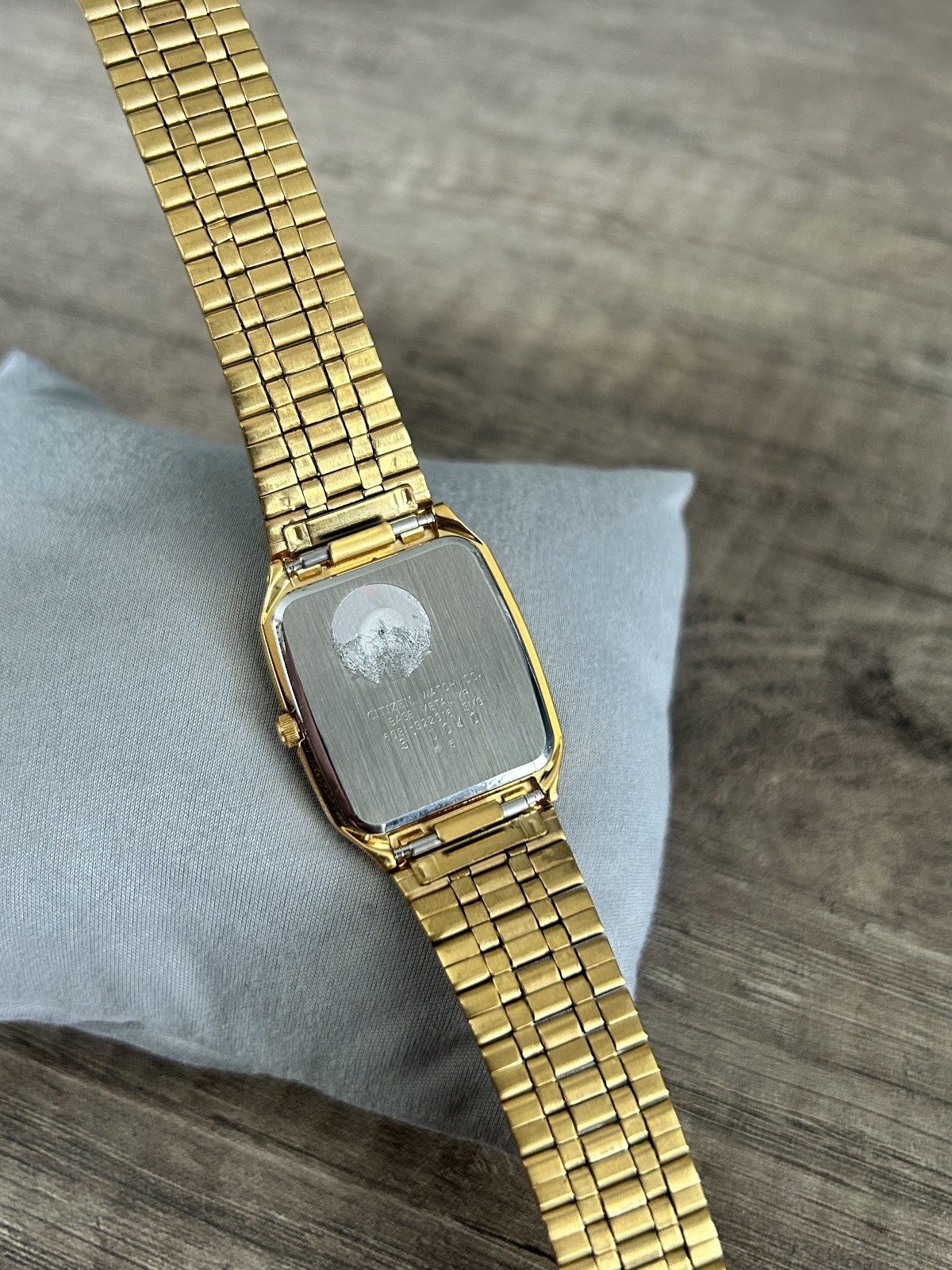 Citizen Quartz Gold-Tone Watch – Diamond Pattern Dial – Square Case – Vintage NO