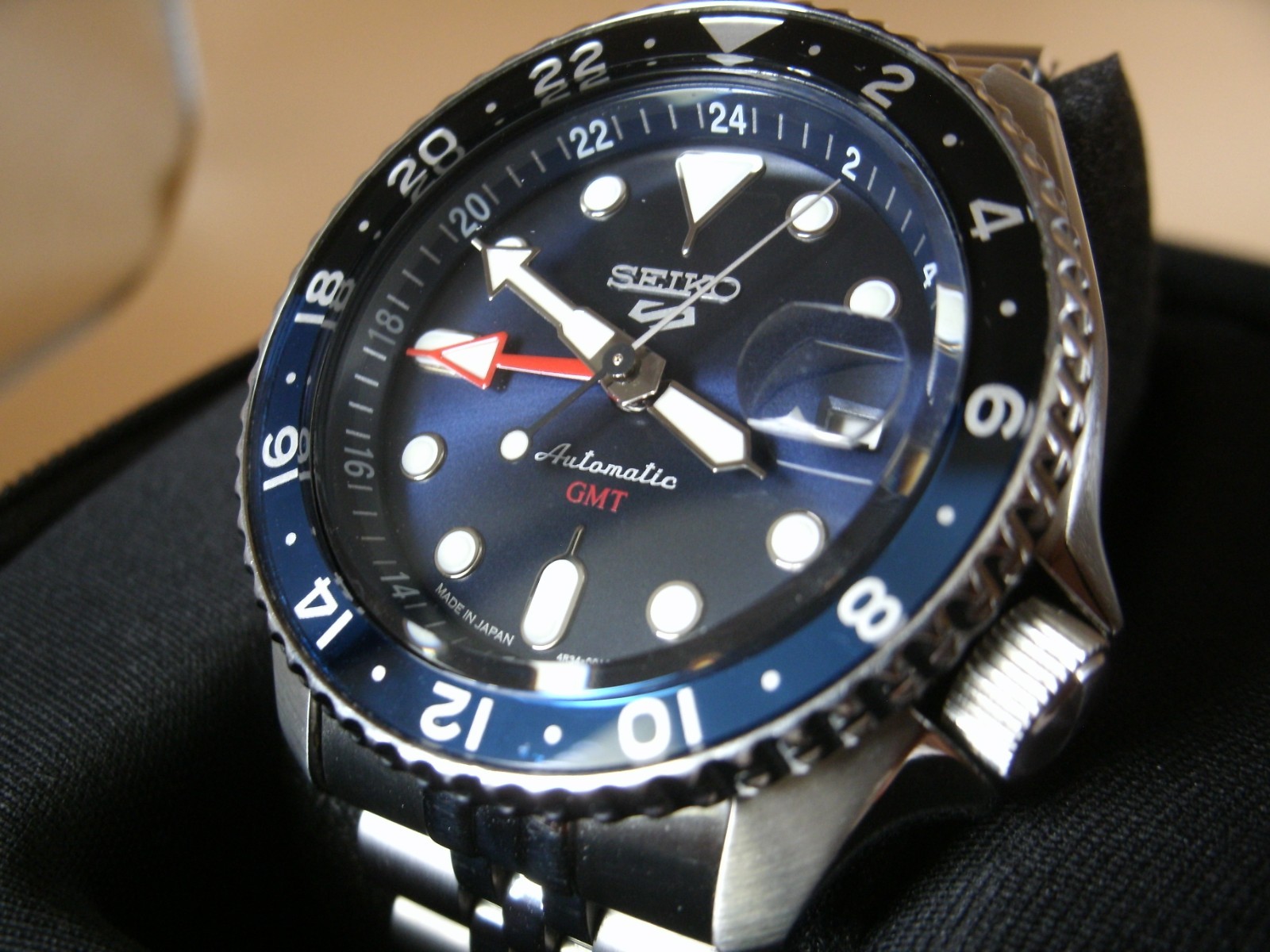 Seiko 4R34-00A0 watch working and keeping time. Blue dial. GMT.