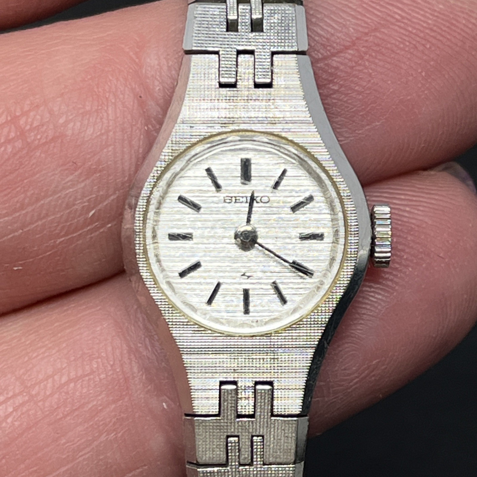 Vintage Seiko Womens Watch 17mm White Dial Silver Tone 11-0639 Manual Wind