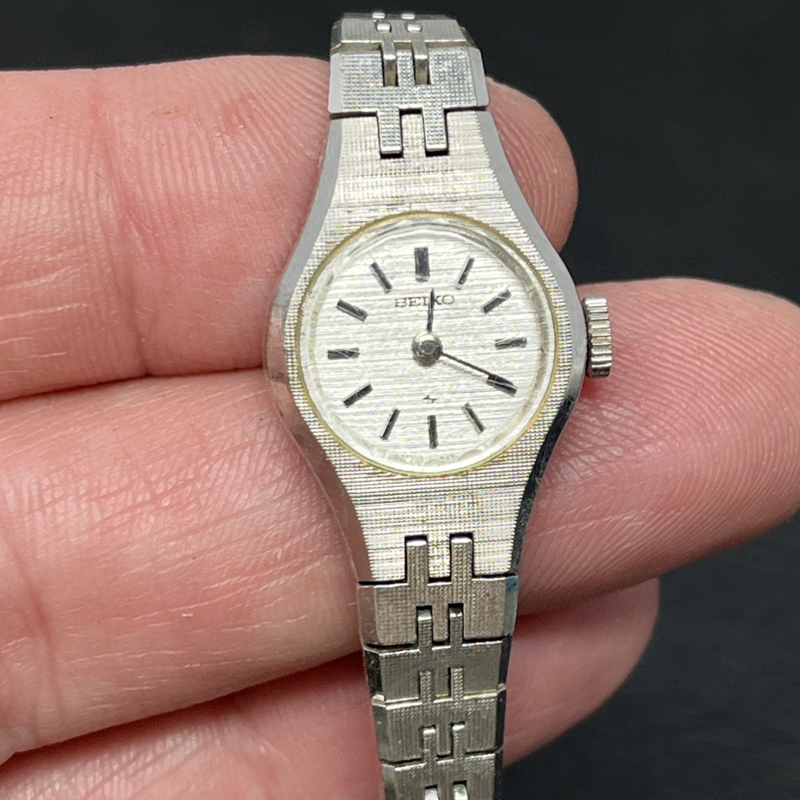 Vintage Seiko Womens Watch 17mm White Dial Silver Tone 11-0639 Manual Wind