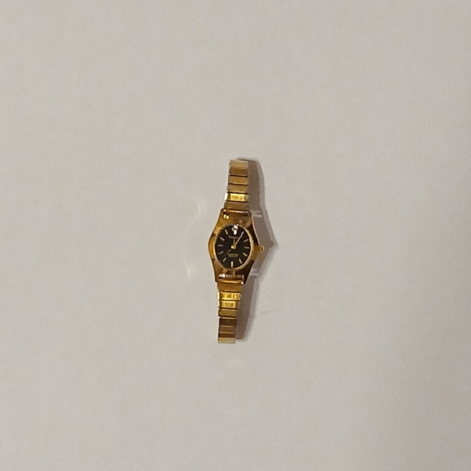 Gold Tone Luxury Watch Women (batteries not included) Good Condition