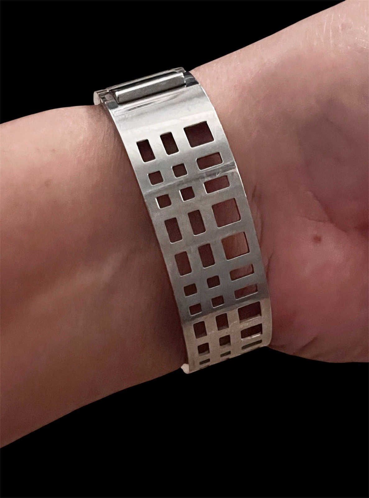 Burberry Silver Tone Beige Dial Womens Swiss Made Bangle Dress Watch No box.