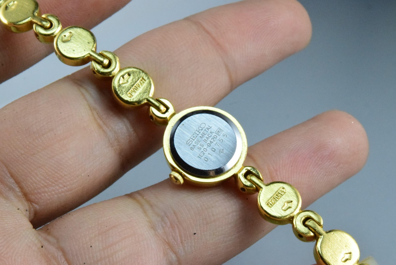 Vintage watch Seiko Tiny 1E20-0420 Yellow Lady Quartz Round 16mm