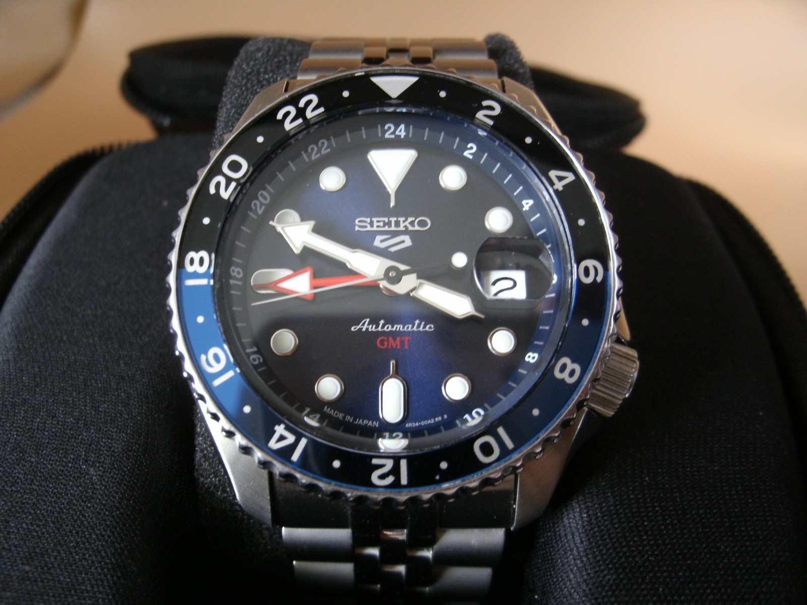 Seiko 4R34-00A0 watch working and keeping time. Blue dial. GMT.