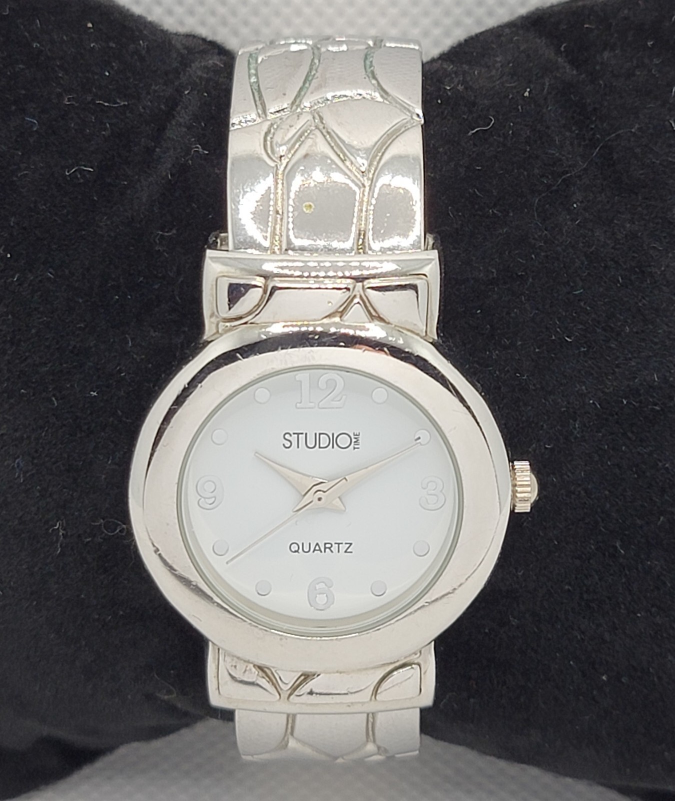 Ladies Studio Time Stylish Round Silver Tone White Dial Cuff Bracelet Watch K5