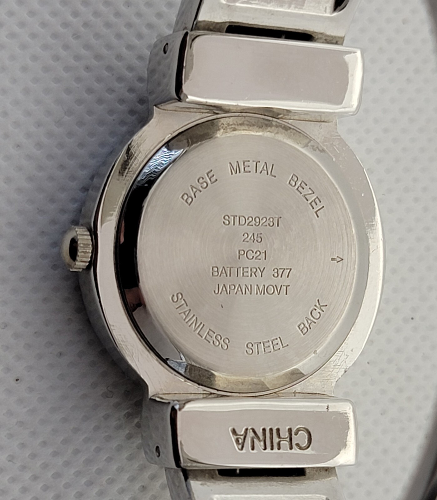 Ladies Studio Time Stylish Round Silver Tone White Dial Cuff Bracelet Watch K5