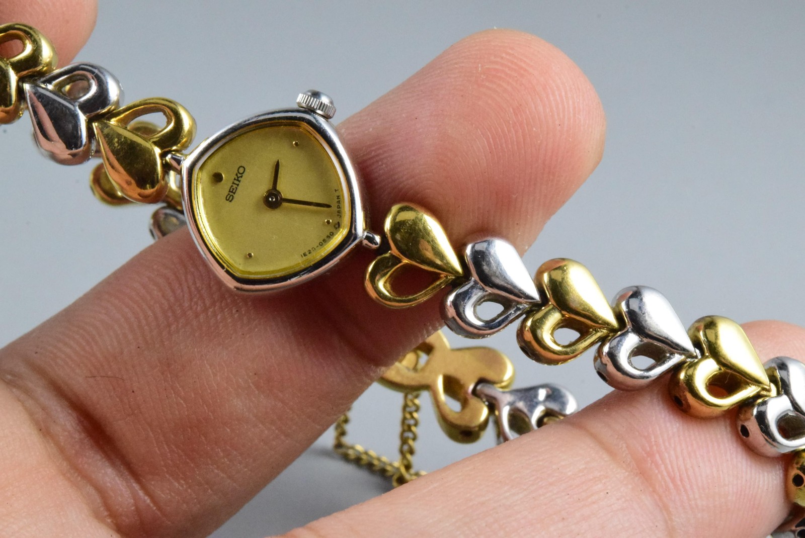Vintage watch Seiko Tiny 1E20-5280 Yellow Lady Quartz Round 16mm