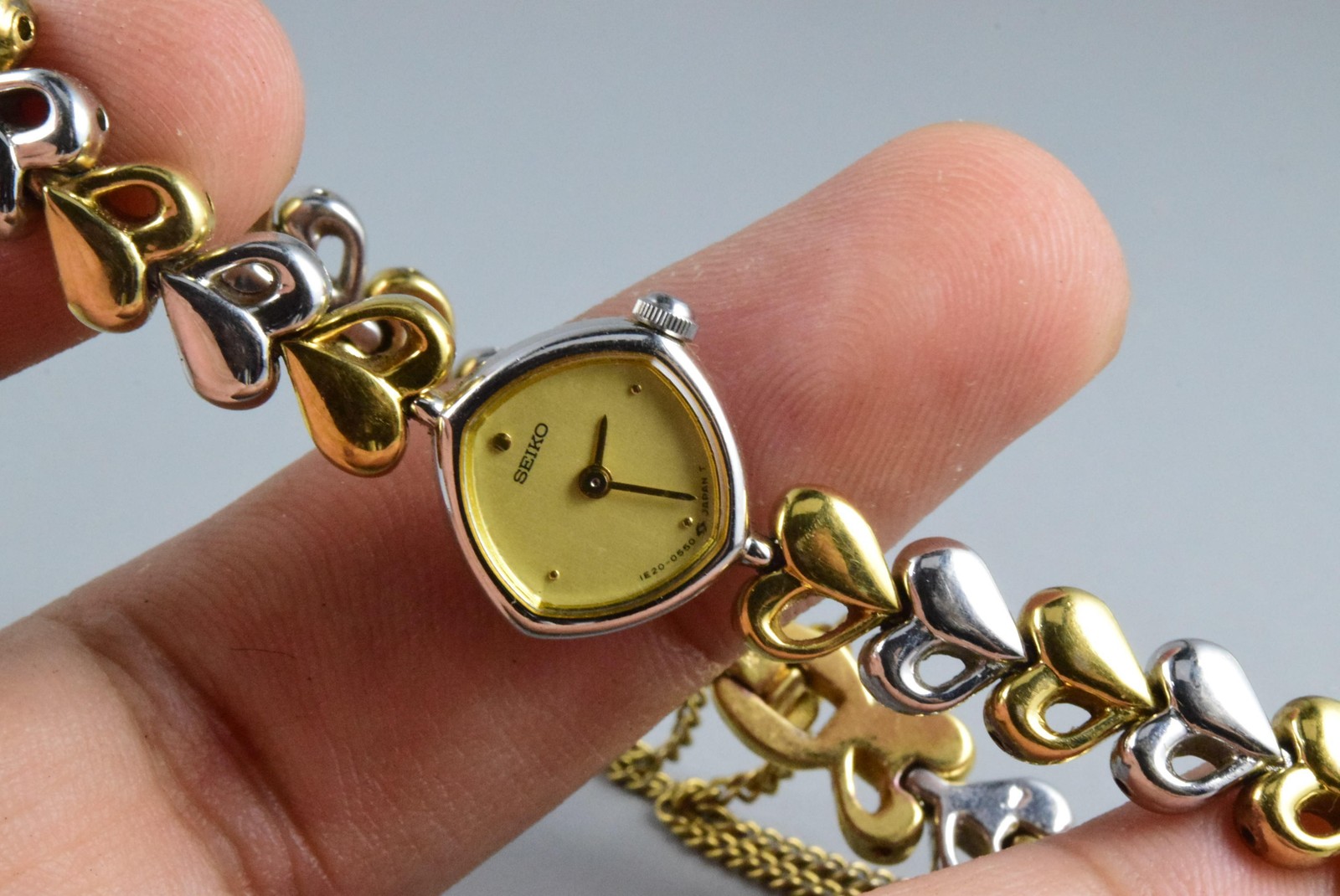 Vintage watch Seiko Tiny 1E20-5280 Yellow Lady Quartz Round 16mm