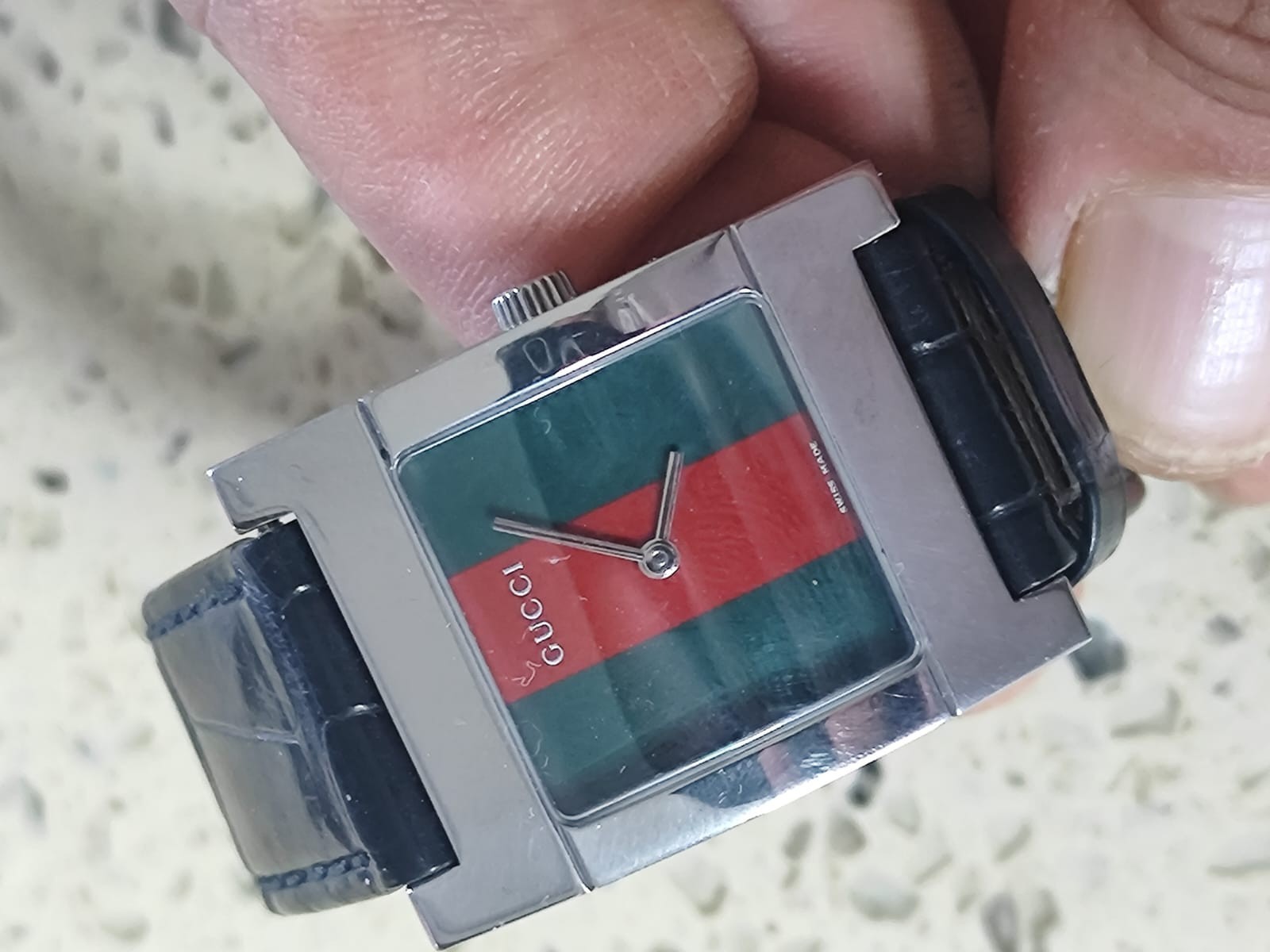 GUCCI Classic Green / Red Dial Black Leather Men’s Watch 7700M Genuine NOS