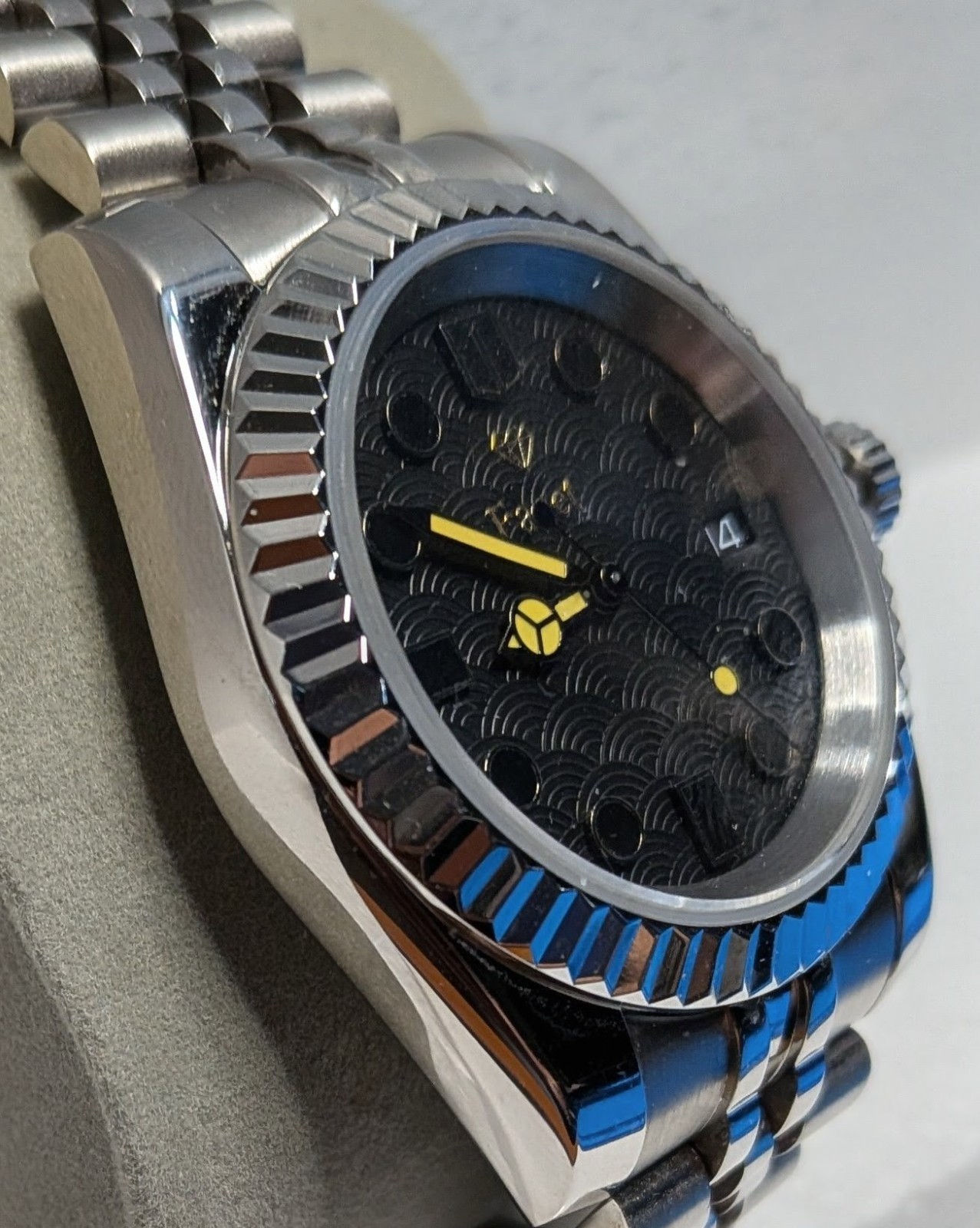 Facet Stealth 2635A men’s automatic watch plus free gift with purchase