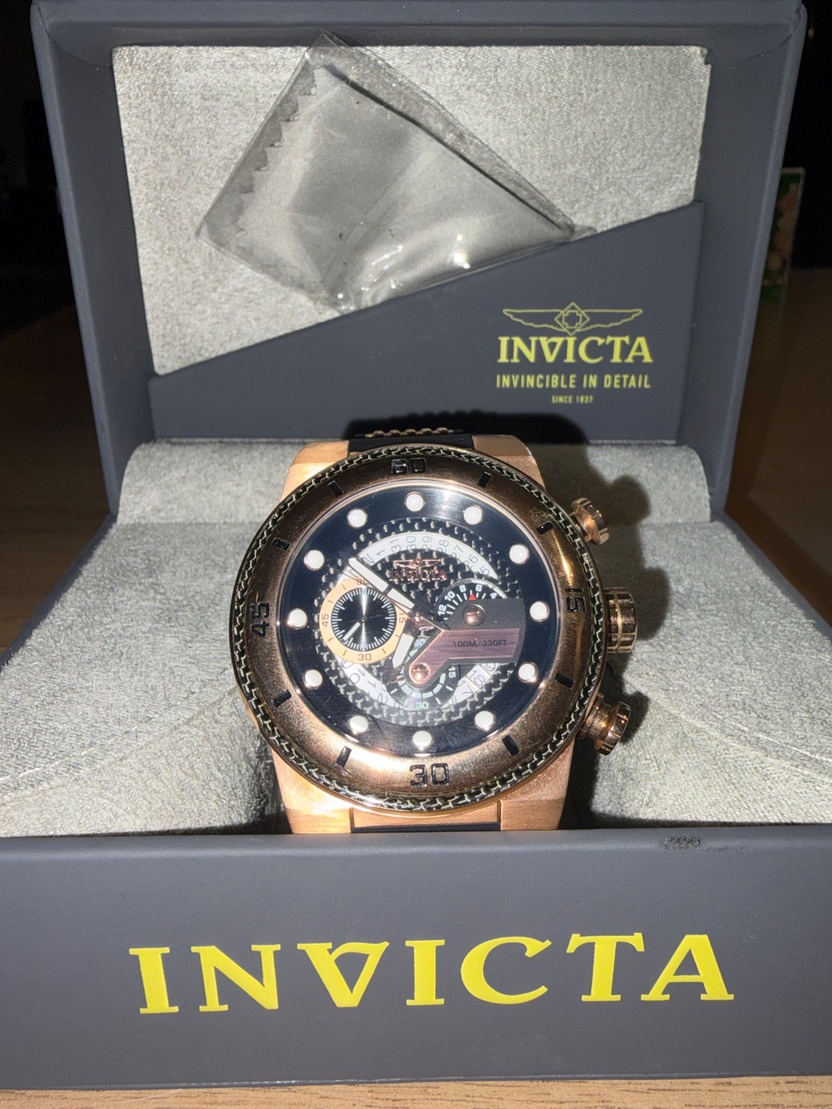 This Invicta S1 Rally men’s watch features a large 51mm rose gold-tone