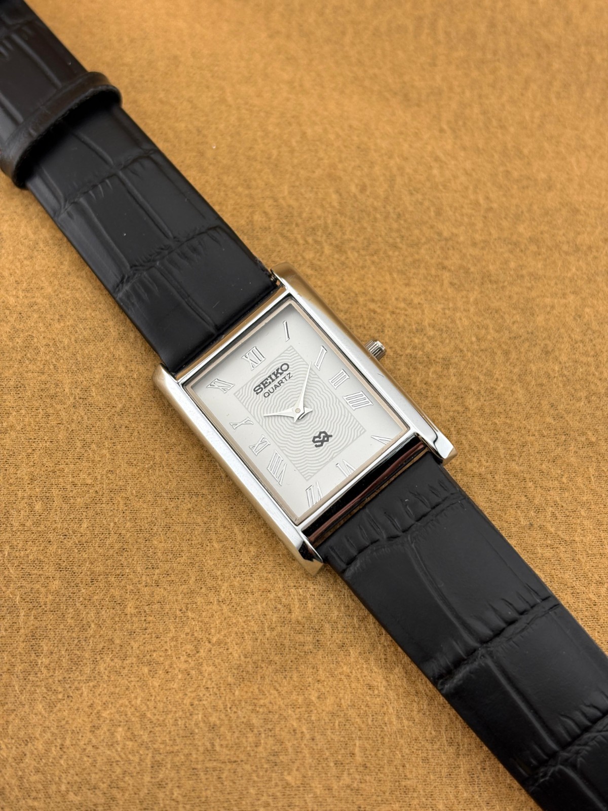 WHITE DIAL Vintage Seiko Slim Quartz men’s Wristwatch