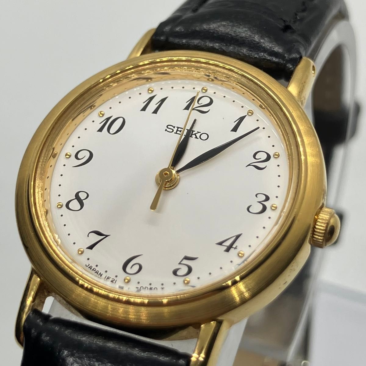 Working Model SEIKO Wristwatch Gold Case White Dial Arabic Numbers Quartz