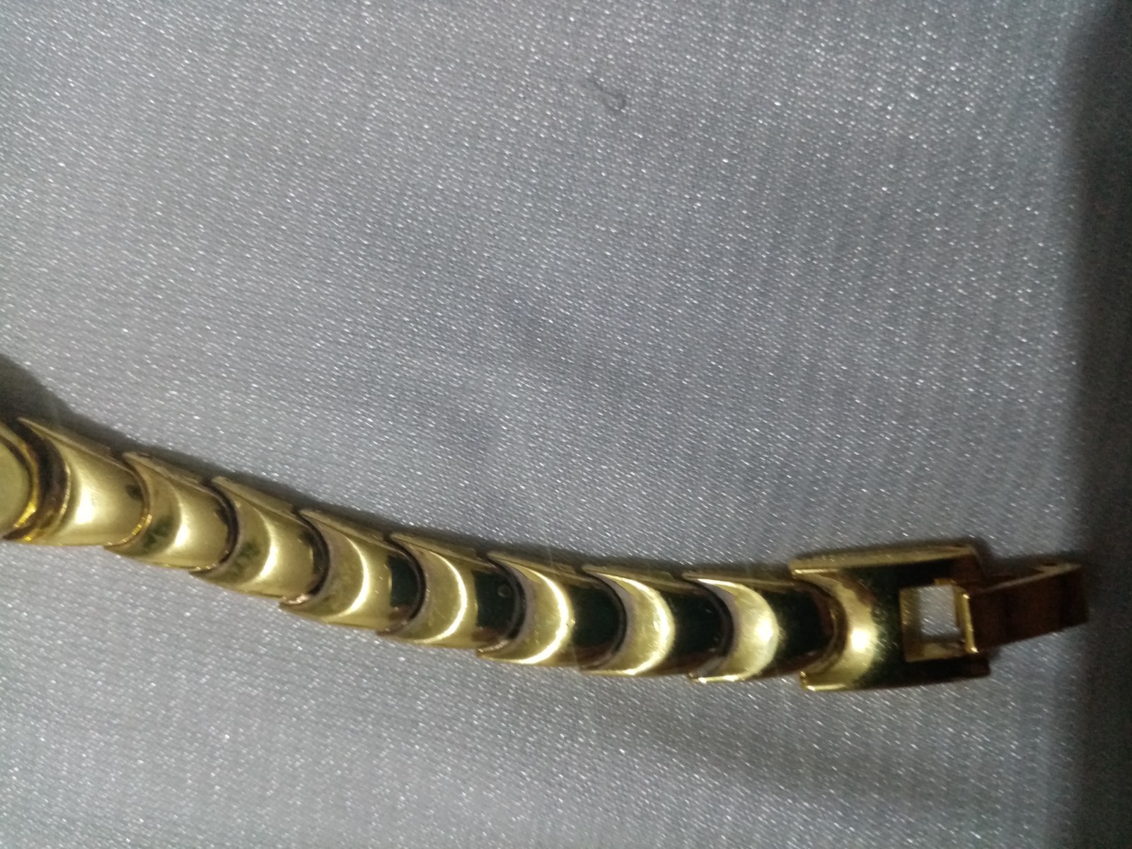 Vintage OMAX Ladies Gold Tone Quartz Watch Oval Face Working Stainless Back