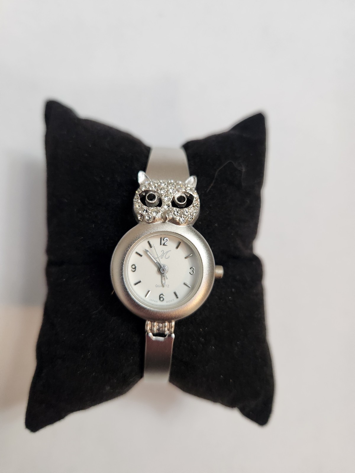 Women’s M Quartz Silver Owl Bangle Watch. Analog Dial Dress/Formal
