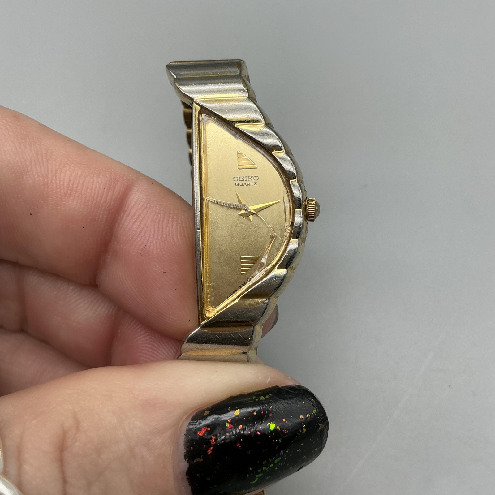 Seiko Half Moon 1F20-5D59 Women Watch 14mm Gold Tone Dial CRACKED CRYSTAL 6.25″