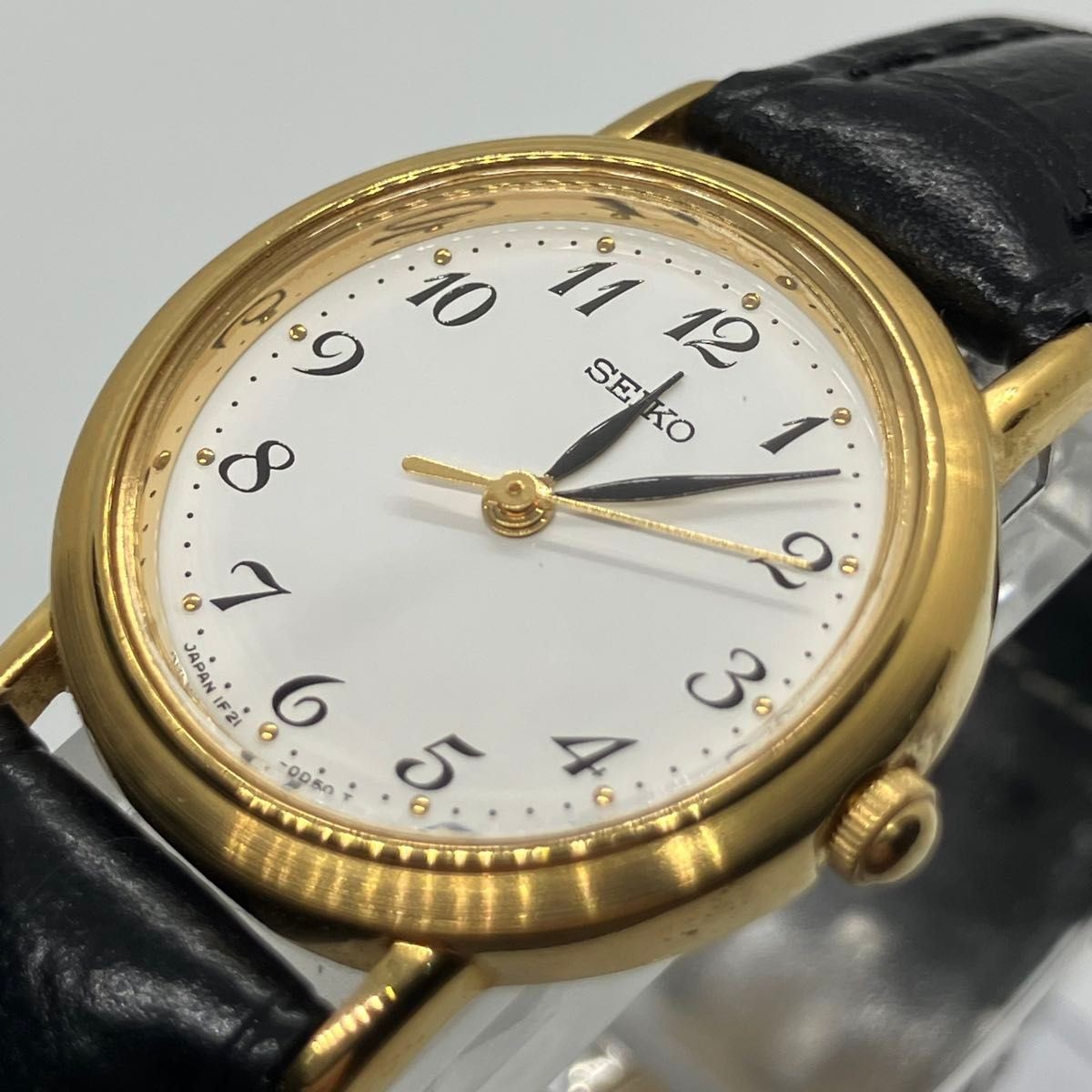 Working Model SEIKO Wristwatch Gold Case White Dial Arabic Numbers Quartz