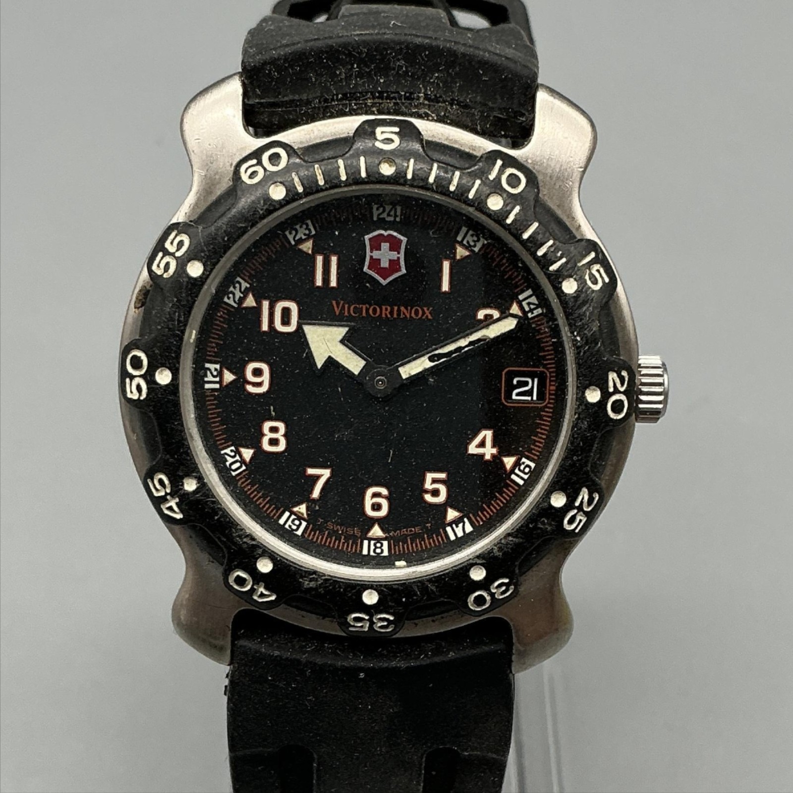 VIntage Victorinox Swiss Army Mens Watch 36mm Port Line Date New Battery