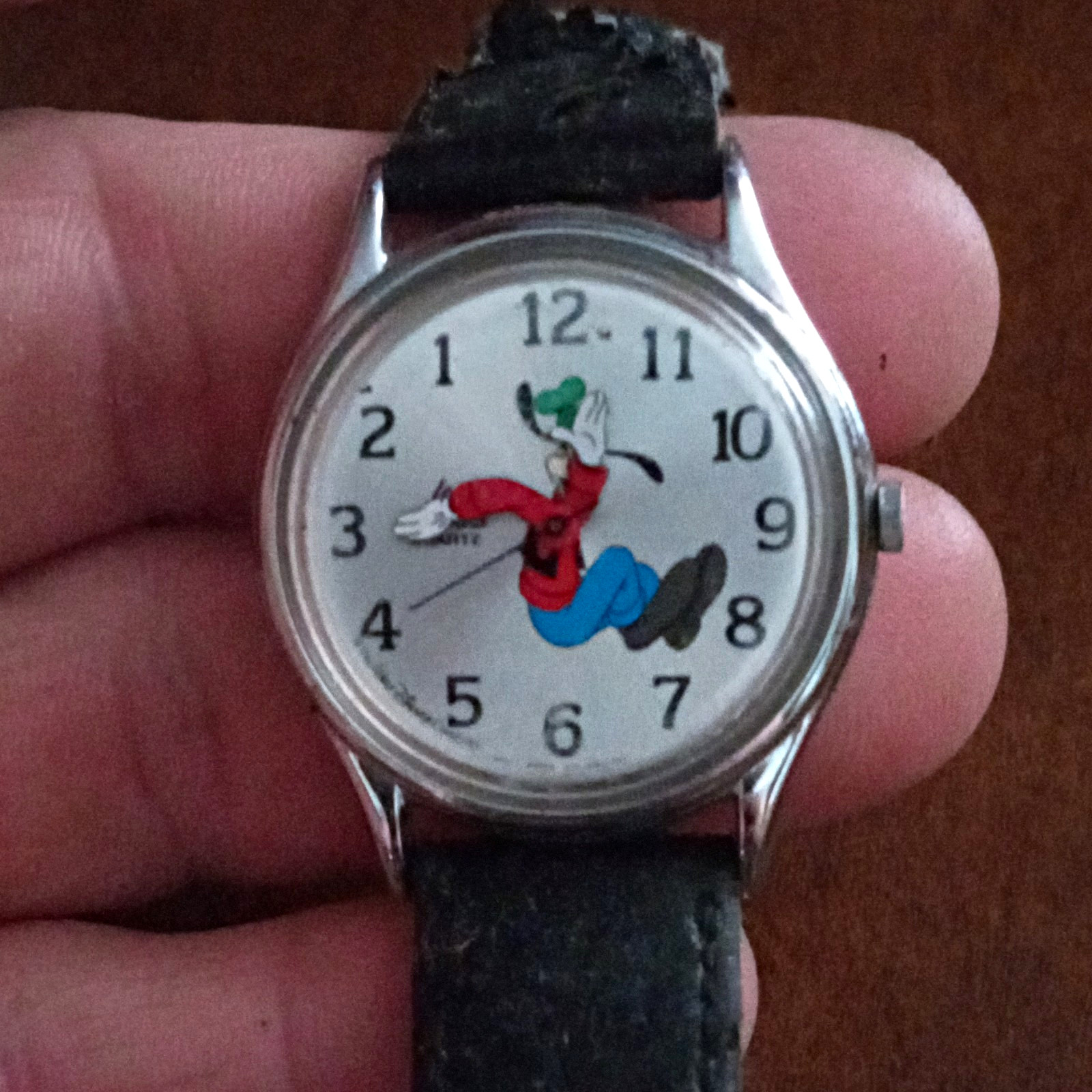 Disney Goofy Quartz Analog Wristwatch Silver-Tone Black Leather Strap White Dial