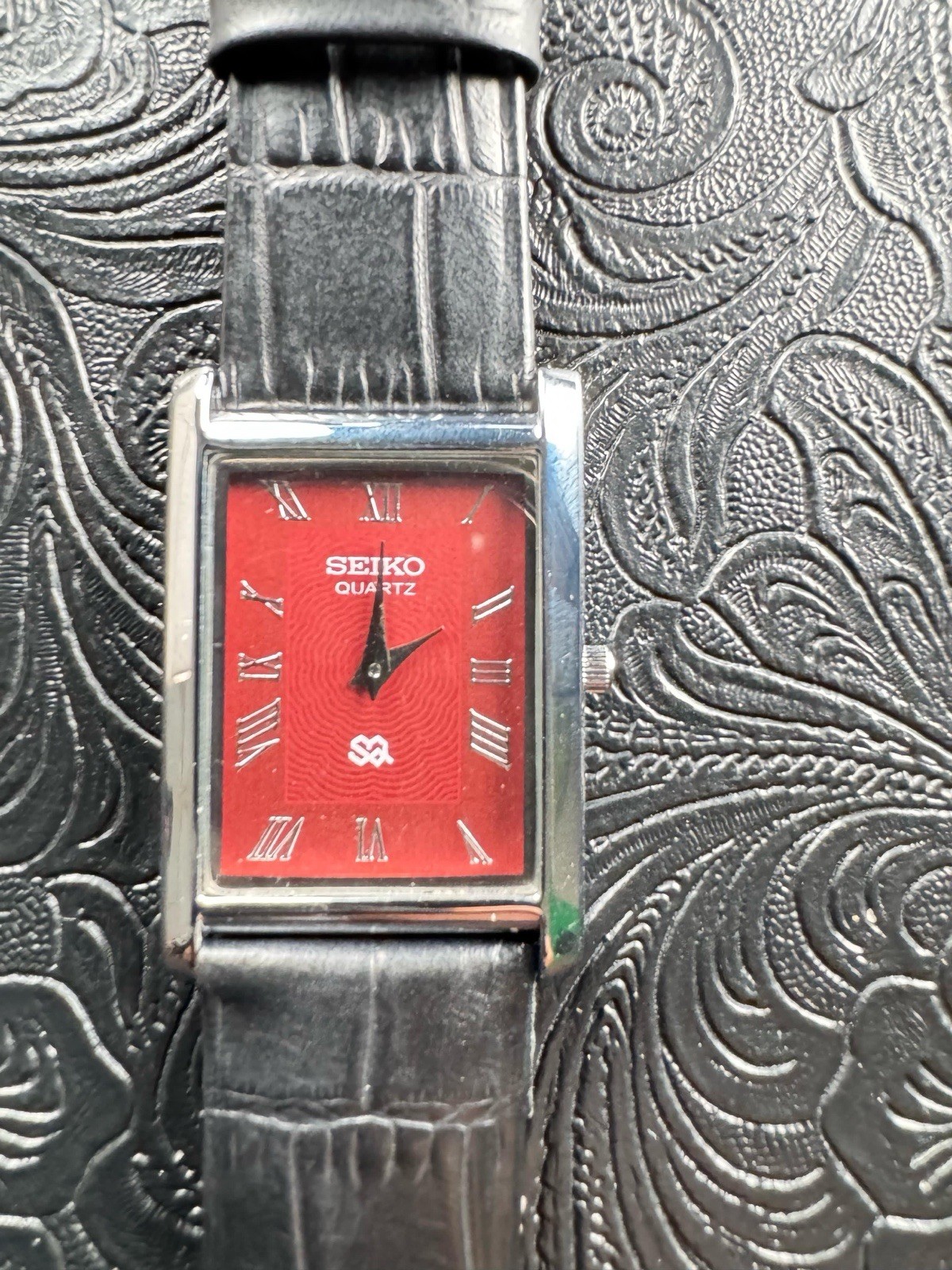 RARE RED DIAL WITH SILVER CASE Vintage Seiko Slim Quartz Men’s Wrist Watch