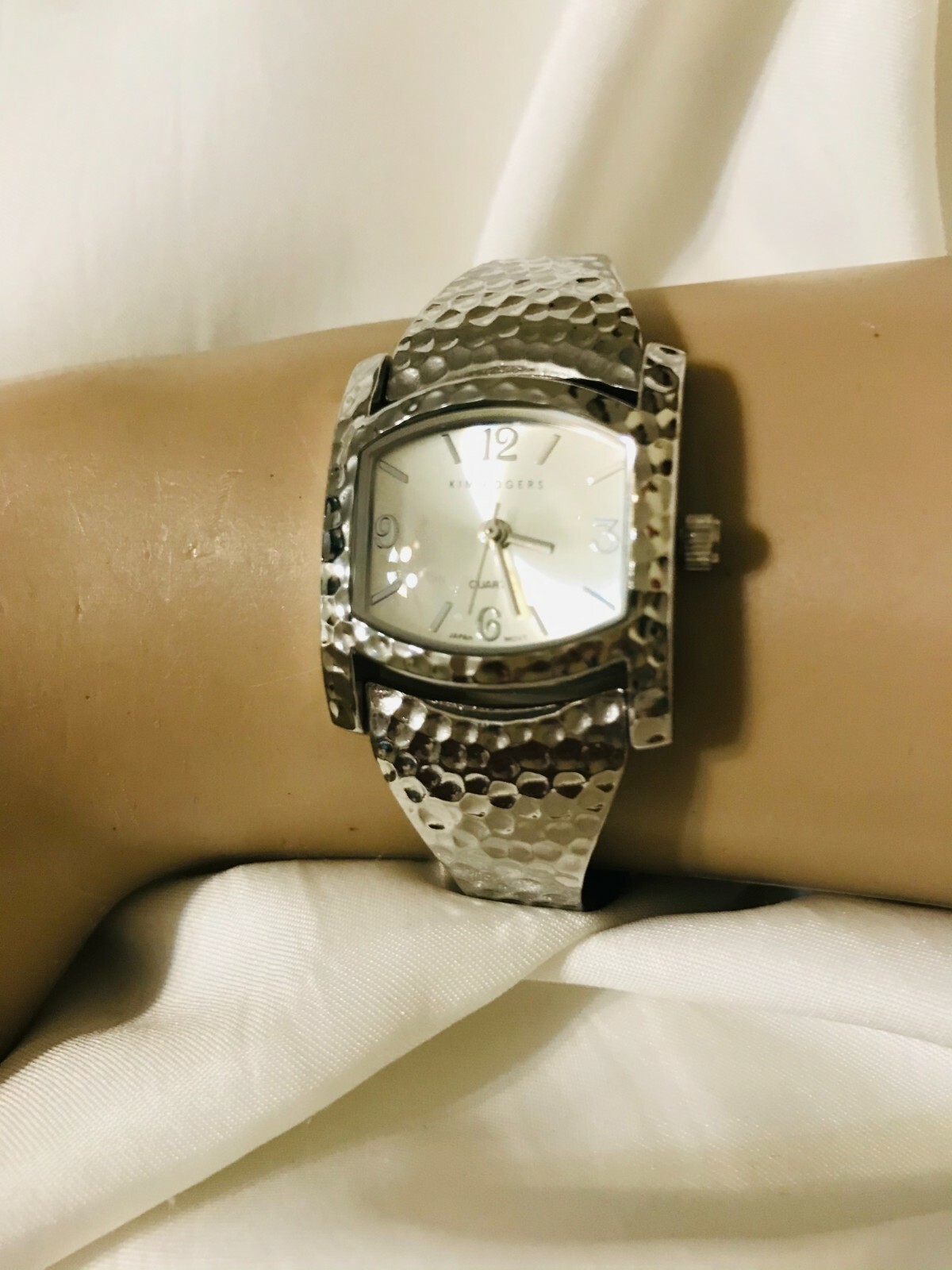 KIM ROGERS WATCH SILVER TONE HAMMERED DESIGN BANGLE BRACELET WITH JEWELRY CLASP