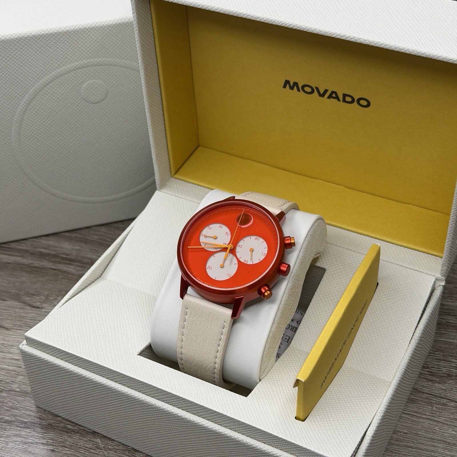NEW✅SWISS✅ Movado FACE Red Dial Cream Leather Chrono Aluminum Men Watch 3640150