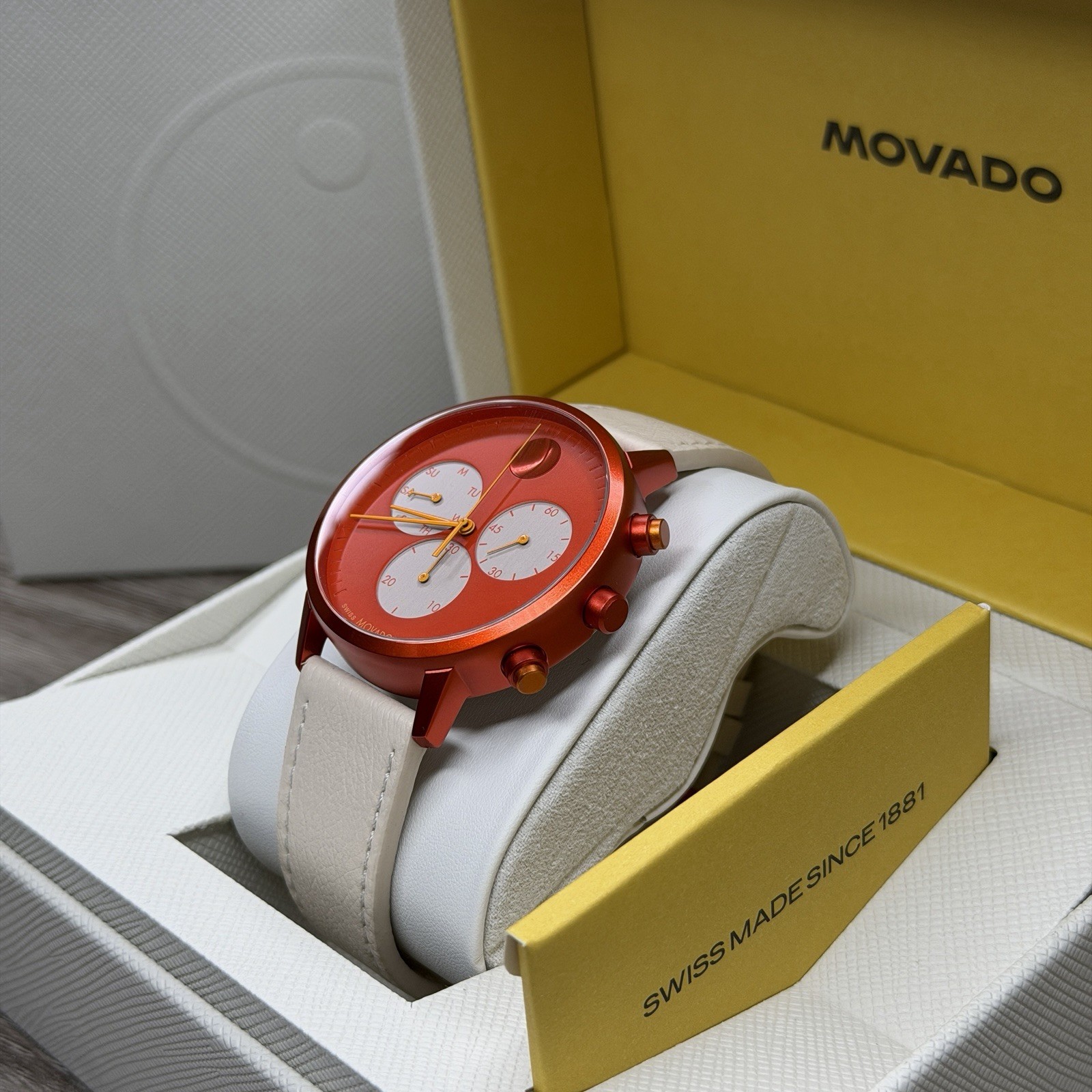 NEW✅SWISS✅ Movado FACE Red Dial Cream Leather Chrono Aluminum Men Watch 3640150
