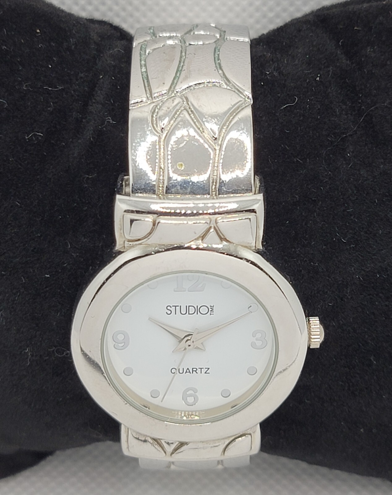 Ladies Studio Time Stylish Round Silver Tone White Dial Cuff Bracelet Watch K5