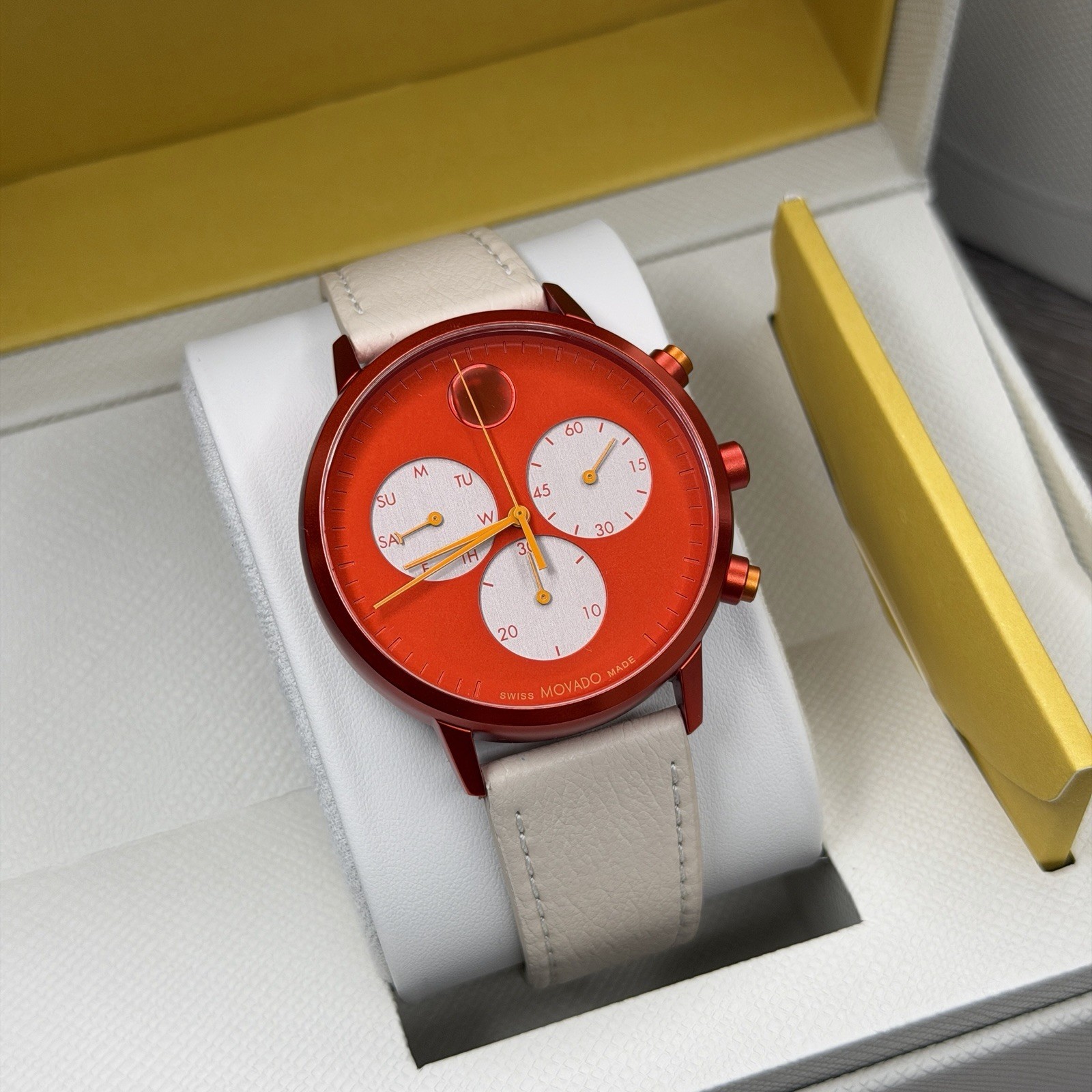 NEW✅SWISS✅ Movado FACE Red Dial Cream Leather Chrono Aluminum Men Watch 3640150