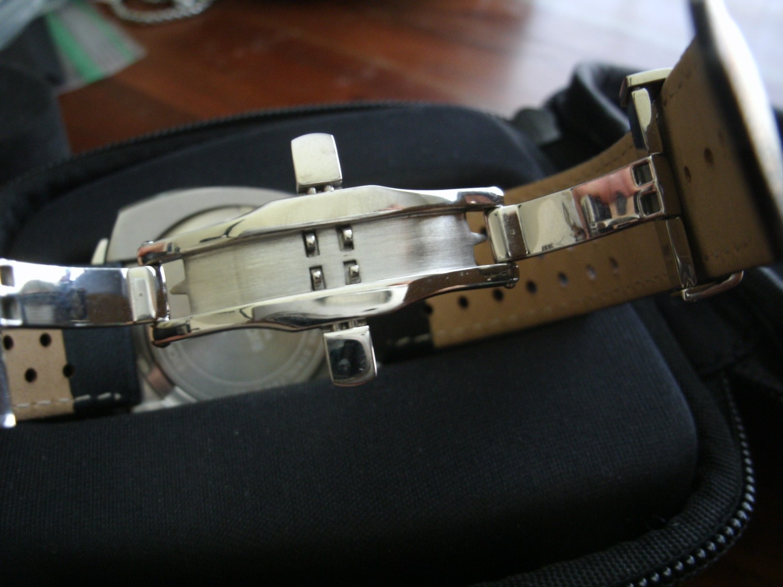 Richurus Bullhead watch working and keeping time. Silver dial.