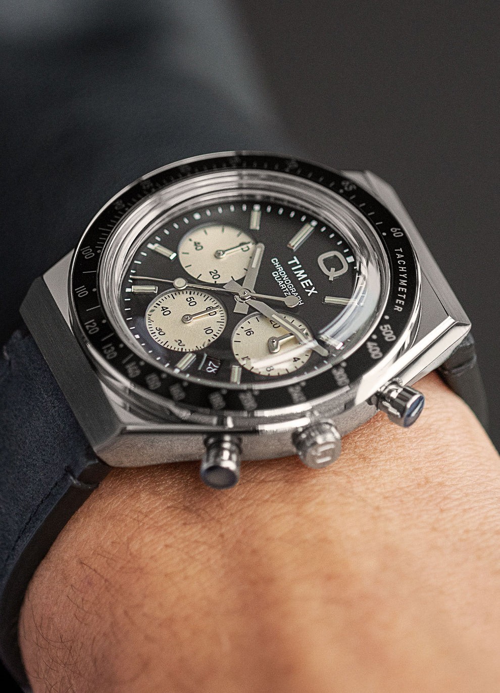 Timex Q Chronograph Quartz Black Dial Men’s Watch TW2V42700 Luxury Wristwatch.