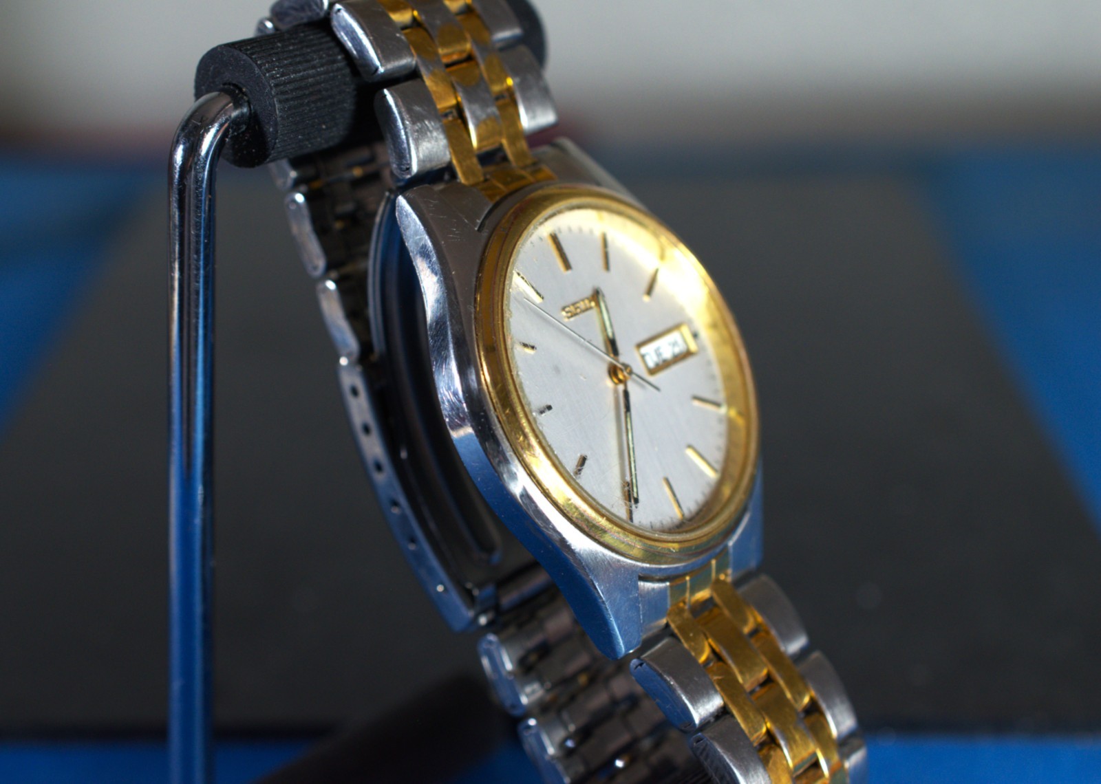 Seiko Mens Watch 37mm Silver Gold Tone – Day / Date – 7N43-9048