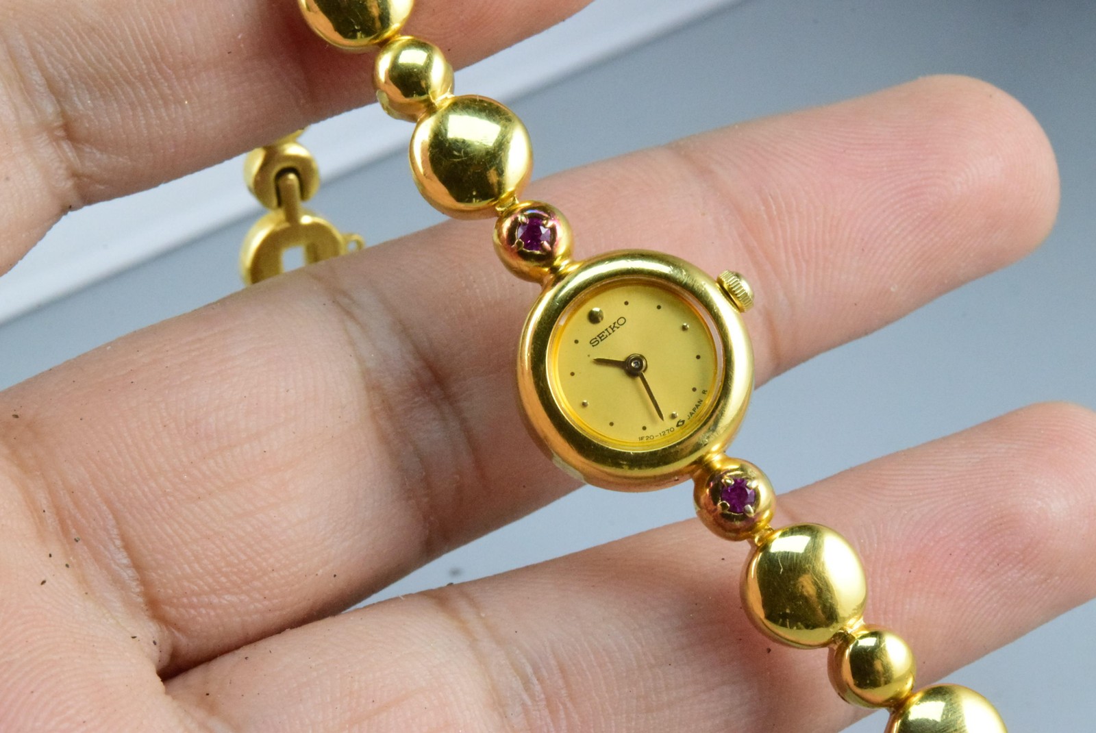 Vintage watch Seiko Tiny 1E20-0420 Yellow Lady Quartz Round 16mm