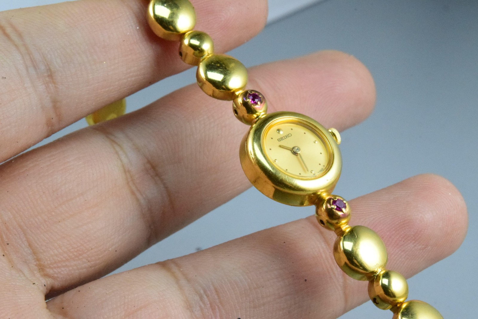 Vintage watch Seiko Tiny 1E20-0420 Yellow Lady Quartz Round 16mm