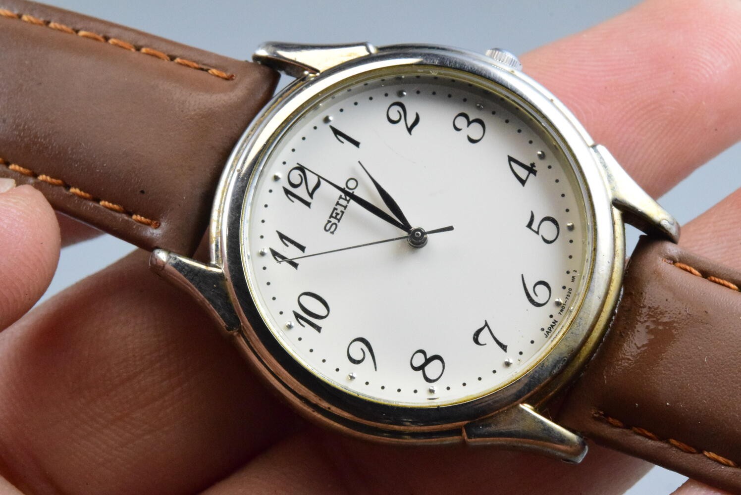 Vintage watch Seiko 7N01-7141 White Men Quartz Round 35mm