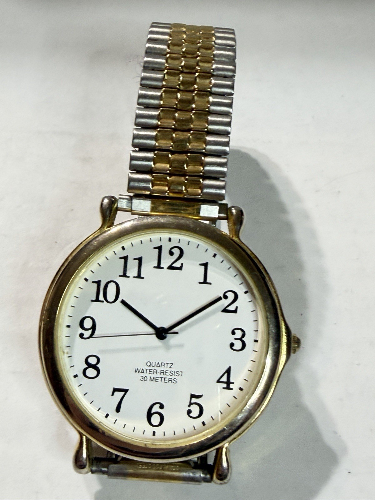 Analog quartz watch, “Quartz water resistant 30 meters”