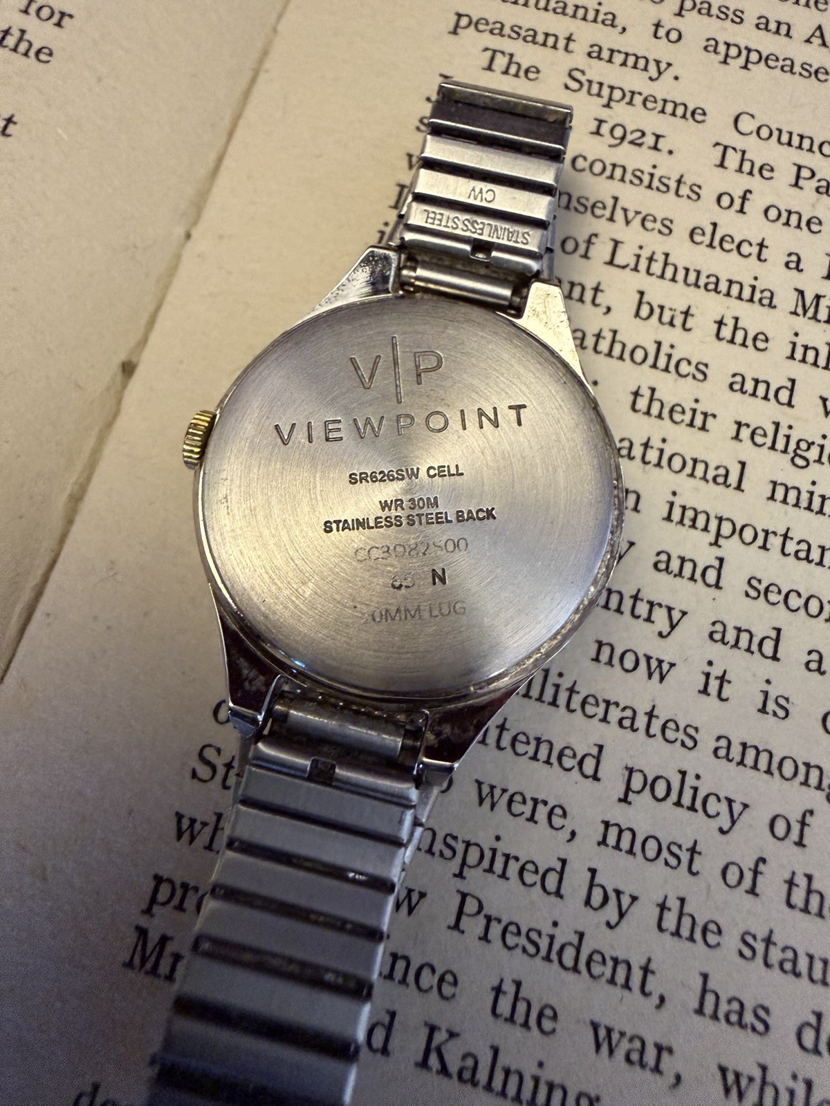 Viewpoint Women Two-Tone Quartz Analog Wristwatch White Dial Expansion WR 30M