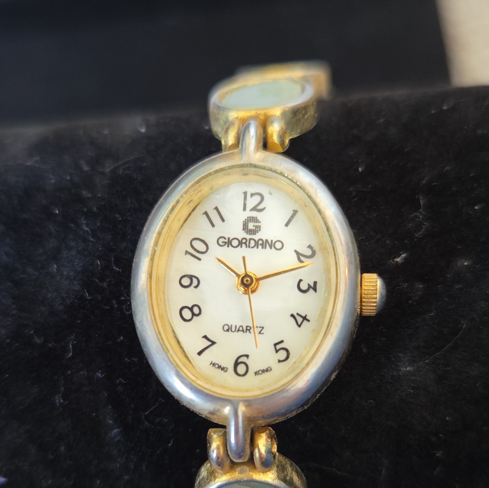 Giordano Quartz Women’s Analog Wristwatch Oval Gold Tone Bracelet White Dial