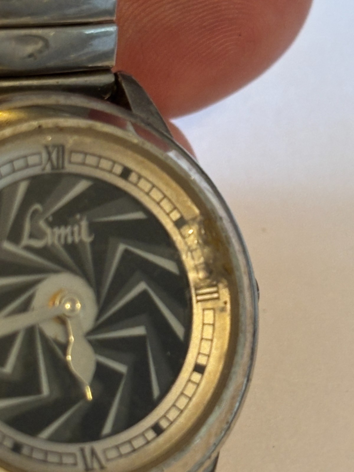 Limit – Silver gents stretch watch with swirling black grey and white zig zag