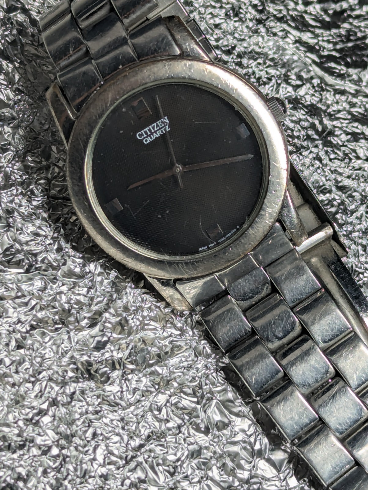 Damaged case Citizen Quartz Wristwatch Black Diamond Pattern Dial Silver