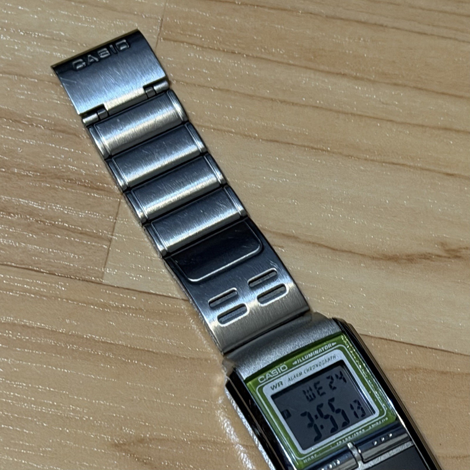 Casio LA-200 Vintage Silver Display Illuminator Futurist Digital Watch LA200 200